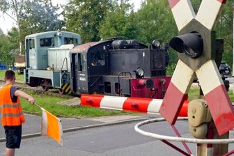 Brückenbergbahn, hier auf einer Aufnahme vom September 2020 am Bahnübergang Reinsdorfer Straße.