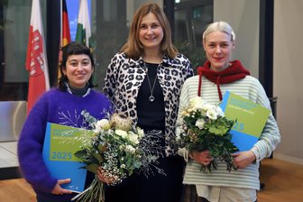 Zwickau vergibt Max-Pechstein-Förderpreise 2025 an Eda Aslan und Theresa Rothe: Warum für Jury und Künstler diesmal alles etwas anders war als sonst - Am Freitagabend vergab Oberbürgermeisterin Constance Arndt den Pechsteinpreis an Eda Aslan (l.) und Theresa Rothe (r.).