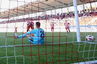 Zwickau verpasst große Chance - Am Boden zerstört: Zwickaus Torhüter Matti Kamenz und Eigentorschütze Nico Antonitsch.