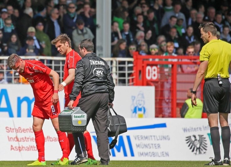 Zwickau verteilt Gastgeschenke zum Geburtstag - Blutige Angelegenheit: Jonas Nietfeld (links neben Ronny König) verletzte sich bei einem Kopfballduell. Während der Stürmer behandelt wurde, fiel das 0:1.