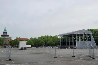 Zwickau vor dem Konzert des Jahres: 27-Meter-Bühne für Sting aufgebaut - Bühne und Technikbereich stehen bereits.