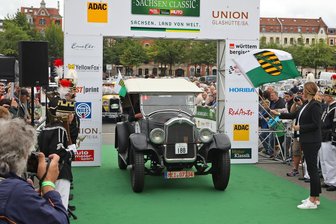 Zwickau: Vorfreude auf rollendes Oldtimer-Museum - Auftakt zur Rallye im Jahr 2021: Die Zwickauer Oberbürgermeisterin Constance Arndt betätigte sich an der Startflagge.