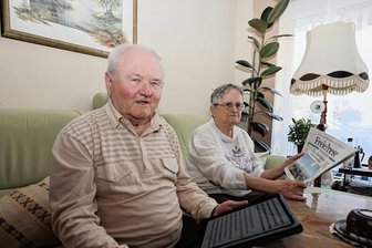 Zwickau: Warum ein 90-Jähriger die Zeitung jetzt digital liest - Bei den Egermanns wird Zeitung unterschiedlich gelesen: Egon nutzt per Tablet das Digitalabo, Ehefrau Erika die gedruckte Ausgabe.