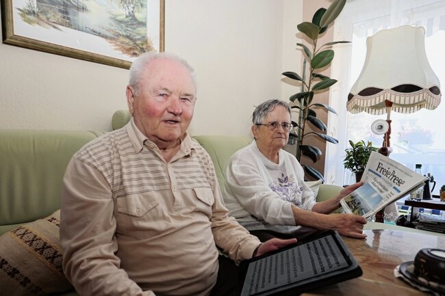 Zwickau: Warum ein 90-Jähriger die Zeitung jetzt digital liest - Bei den Egermanns wird Zeitung unterschiedlich gelesen: Egon nutzt per Tablet das Digitalabo, Ehefrau Erika die gedruckte Ausgabe. 