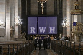 Zwickau: Warum Kunst den Blick auf Altar im Dom St. Marien verstellt - Blick in den Zwickauer Dom, wo der Hauptaltar seit Aschermittwoch von einem Kunstwerk von Michael Endlicher verhüllt ist.