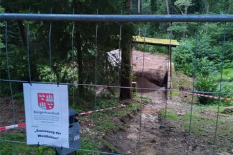 Zwickau: Was an der Waldparkbühne vor sich geht – und was es Neues von der Weißenborner Kiosk-Ruine gibt - Ein Bauzaun versperrt den Zugang zur Waldbühne im Weißenborner Wald. Die wird zurzeit mit Mitteln aus dem Bürgerhaushalt umfassend saniert.