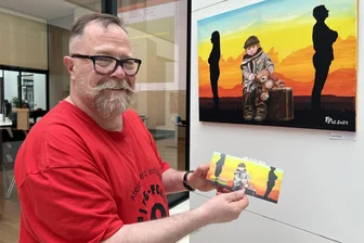 Zwickau: Was Kunst mit Parkinson verbindet - Frank Pliefke vor einem seiner Bilder im ersten Obergeschoss des Zwickauer Rathauses.
