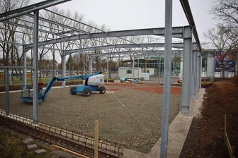 Zwickau: Was zwischen Stadthalle und Globus-Kreisel gebaut wird - Auf dem ehemaligen Parkplatz vor der Stadthalle Zwickau wird eine Lagerhalle errichtet.