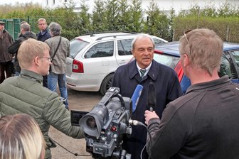 Zwickau weigert sich jahrelang, ein Grundstück zu kaufen – jetzt braucht man es - Rechtsanwalt Jens Schmitt gab wegen des Gründstücksstreits in der Vergangenheit auch Medien immer wieder Interviews, so wie auf diesem Bild aus dem Jahr 2015. Jetzt braucht die Stadt aber seine Fläche.