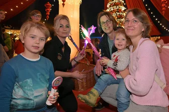 Zwickau: Weihnachtszirkus begeistert 700 Kinder - Gäste bei der Generalprobe des Weihnachtszirkus in Zwickau: Nina Lagrom (2.v.l.) mit Till Ullmann, Kerstin Stelzer sowie Merle und Peggy Ullmann.