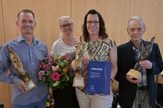 Zwickau: Wer sich über die Sportförderpreise der Deutschen Olympischen Gesellschaft freuen durfte - Freude über die Auszeichnung: Dirk Naumann vom SV Vorwärts Zwickau, Uta Rösner und Claudia Tischler von der TSG Rubin Zwickau sowie Hans-Günter Bauer vom SV Chemie Zwickau (von links nach rechts).