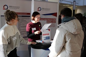 Zwickau: Westsächsische Hochschule veranstaltet am 9. Januar einen Hochschulinformationstag - Studierende der WHZ im Gespräch mit Besuchern des Hochschulinfotages im Januar 2024.