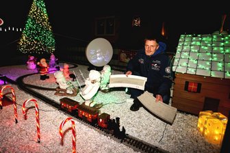 Zwickau: Wie das Weihnachtsland im Vorgarten von Mario Kühnreich die Nachbarschaft verzaubert - Fünf Monate hat Mario Kühnreich an der Gartenbahnanlage gearbeitet. Die Schienen wurden fest in Betonteilen eingelassen und zur Gewährleistung der Stabilität mit Stahl verstärkt.
