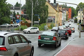 Zwickau: Wie die gesperrte B 173 schnell umfahren werden kann - An der Einmündung der Olzmannstraße auf die Marienthaler Straße rollt es manchmal - und manchmal staut es sich dort auf mehreren hundert Metern Länge.