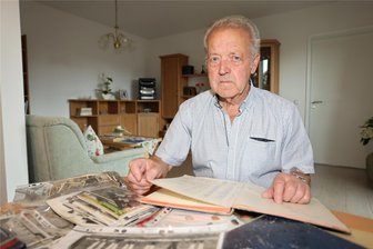 Zwickau: Wie ein Cainsdorfer Fußballveteran unfreiwillig zum Buchhelden wird: Begegnung mit Siegfried Balster - Siegfried Balster kramt in seinen Erinnerungen. Für seine Verdienste wurde der langjährige Cainsdorfer Fußball-Nachwuchstrainer mit den Ehrennadeln des DFV der DDR in Silber und Bronze sowie der Ehrenurkunde als Vorbildlicher Übungsleiter des DTSB ausgezeichnet.