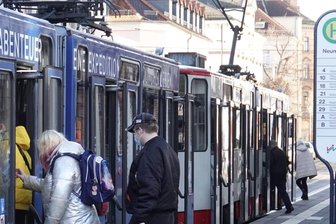 Zwickau: Wie wird 2G jetzt kontrolliert? - Im öffentlichen Nahverkehr muss jetzt eine FFP2-Maske getragen werden. Wie eine Stichprobe der "Freien Presse" in Zwickau und Wilkau-Haßlau ergeben hat, halten sich die meisten Fahrgäste daran - aber bei Weitem nicht alle. Das Foto entstand am Neumarkt in Zwickau.