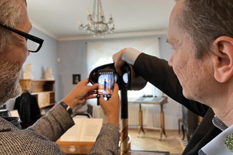 Zwickau: Wo Robert Schumann im Morgenmantel grüßt - Professor Sven Hellbach (r.), machte sich während des Presserundgangs behilflich beim Festhalten des Schumann-Avatars im Bild.
