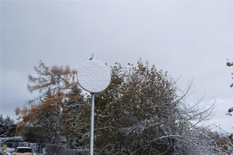 Zwickau: Zählt ein Blitzer-Bußgeld, wenn das Schild eingeschneit ist? - Sperrscheibe, Tempolimit oder Überholverbot? Was sich hinter dem zugeschneiten Verkehrsschild verbirgt, ist für Autofahrer nicht mehr zu erkennen. Das kann zu Problemen führen.