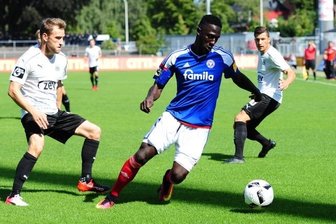Zwickau zahlt Lehrgeld in Kiel - Nach dem 0:1 liefen die Zwickauer um Mike Könnecke (links) und Michael Schlicht (rechts) den Kielern, hier Kingsley Schindler, hinterher.