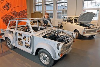 Zwickau zeigt Rennpappen - Mitkurator Andre Meyer an einem Gerippe, das zeigt, dass auch der Trabi nicht ohne Blech auskam.