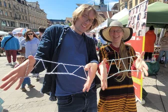 Zwickau zeigt sich von seiner besten Seite: Zwei Feste sorgen für eine volle Innenstadt - Unter Anleitung von Janine Seifert bastelt Jasper beim Fest auf dem Zwickauer Hauptmarkt eine Fadenfigur, die sich "Brücke über den Sambesi" nennt.