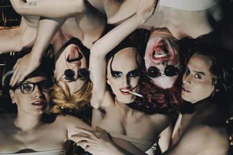 Zwickau zeigt Sonderausstellung zu 250 Jahren „Faust“ - In den Priesterhäusern ist eine Sonderschau zu „Faust“ zu sehen. Das Theater zeigt mit „Doktormutter Faust“ eine heutige Sicht (im Bild).