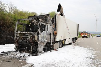 Zwickau: Zugmaschine eines polnischen Lkw fängt auf der A 72 Feuer - Der gelöschte Lkw am Rand der A72