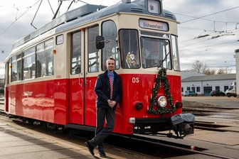 Zwickau: Zwei Extra-Fahrten in Gotha-Traditionsbahn - Straßenbahnfahrer Erik Bretfeld auf dem SVZ-Betriebshof vor einer Gotha-Bahn.