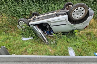 Zwickau: Zwei Schwerverletzte bei Unfall auf A 72 - Die Fahrt endete auf dem Dach. Beide Insassen wurden schwer verletzt.
