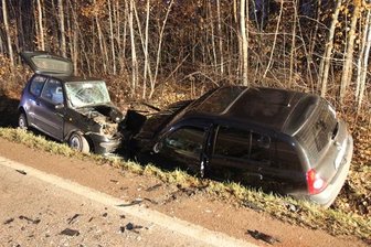 Zwickau: Zwei Verletzte nach Zusammenstoß von drei Autos - Auf der S 290 zwischen Zwickau und Dänkritz stießen drei Autos zusammen.