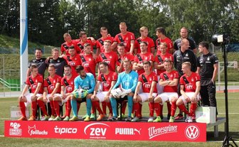 Zwickau: Zweiter Akt im Dreijahresplan - Der FSV Zwickau sortiert sich - vorn von links: Benjamin Keller, Tim Baumann, Morris Schröter, Tom Neukam, Aykut Öztürk, Marian Unger, Christoph Göbel, Patrick Göbel, Alexander Morosow; Mitte von links: die Physiotherapeuten Christian Puschmann und Sven Schubert, Davy Frick, Jonas Nietfeld, Kevin Bönisch, Patrick Wolf, Robert Paul, Toni Wachsmuth, Sportvorstand David Wagner, Cheftrainer Torsten Ziegner, hinten von links: Marc-Philipp Zimmermann, Patrick Grandner, Oliver Genausch, Sebastian Mai, Rene Lange, Michael Schlicht, Co-Trainer Danny König.