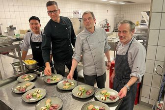 Zwickauer Ärzteball: Wer das Mega-Menü der Ballnacht gezaubert hat - Zaubern den letzten Schliff auf die Vorspeisenteller für die Gäste des Ärzteballs in der „Neuen Welt“ (von links): Khan, Sören Beer, Uwe Meyer und Frank Höhne.