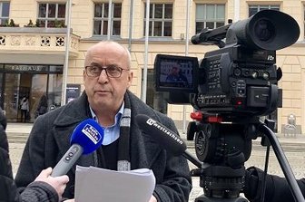 Zwickauer AfD-Stadtratsfraktion muss prominenten Abgang verkraften - Frank-Frieder Forberg (Mitte) vor dem Zwickauer Rathaus.