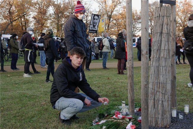 Zwickauer Aktivist Jakob Springfeld veröffentlicht erstes Buch - Jakob Springfeld bei einer linken Demonstration an einem NSU-Gedenkbaum im Schwanenteichpark. Der Aktivist setzt sich dafür ein, dass die Verbrechen der Rechtsterroristen nicht in Vergessenheit geraten.