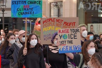 Zwickauer Aktivisten zwischen Krieg und Klimakrise - Etwa 80 junge Leute sind am Freitag durch die Zwickauer Innenstadt gezogen. Auf Plakaten forderten sie unter anderem einen Systemwandel statt eines Klimawandels.