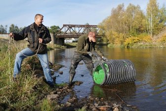 Zwickauer Angler fischen Müll aus der Mulde - Neben Flaschen, Einweggrills und anderem Unrat holten Raik Möller und René Blank (rechts) auch das Reststück eines Rohres aus der Mulde.