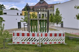 Zwickauer Anne-Frank-Schule wollte Anne Frank mit Kunstwerk ehren - aber das ging gehörig schief - Der Rest des „Hoffnungsfensters“ ist aus Sicherheitsgründen eingezäunt.