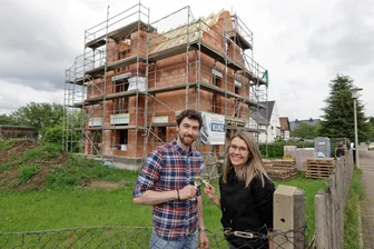 Zwickauer Architekten sind mit ihrem Wohnprojekt schuld: Pilot landet mit Familie in Crossen - Daniel und Stephanie Burger feierten bereits Richtfest in ihrem Eigenheim an der Alten Dorfstraße in Crossen.