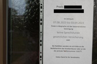 Zwickauer Arzt, der Kassenpatienten ausschließt: So hat der Ärzteverband reagiert - „In Absprache mit der Kassenärztlichen Vereinigung“, hieß es im Aushang. Das stimme so nicht. Für dieses Fehlverhalten können Geldstrafen und sogar der Entzug der Zulassung folgen.