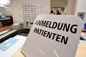 Zwickauer Arzt, der keine Kassenpatienten nimmt: Jetzt drohen Sanktionen - Die Patientenberatung sieht einen Trend: Ärzte bevorzugen Privatpatienten.