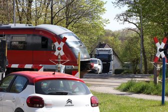 Zwickauer Autofahrer streift schließende Bahnschranke und will nichts gehört haben - Am Bahnübergang Schedewitz war der Unfall passiert.