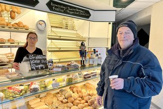Zwickauer Bäcker muss wegen Baustelle schließen: So ist die Lage am Markt in Planitz - Heiligabend hat die Landbäckerei Möckel am Planitzer Markt letztmalig geöffnet. Für Verkäuferin Stephanie Brüggert geht es in einer anderen Filiale weiter, Kunde Peter Herrmann muss sich einen neuen Bäcker für die Kaffeepause suchen.