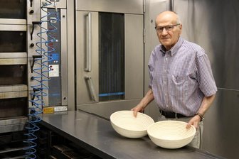 Zwickauer Bäckermeister Engelmann gibt nicht auf: Hindernisreicher Neuanlauf nach Insolvenz - Bernd Engelmann in seiner früheren Backstube an der Äußeren Plauenschen Straße in Zwickau. Die hat er unter Einsatz von viel Zeit und Geld erstmal wieder in einen vorzeigbaren Zustand versetzt.