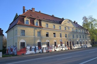 Zwickauer Bahnhofsvorstadt: Diese zwei maroden Häuser an der B 173 kommen unter den Hammer - Das Gebäude Reichenbacher Straße 128h soll versteigert werden.