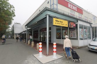 Zwickauer Baikalzentrum wird Baustelle: Was der neue Eigentümer in Neuplanitz vorhat - Der Rewe-Markt im Baikalzentrum an der Marchlewskistraße in Neuplanitz gilt als Ankermieter des Versorgungszentrums. Der neue Eigentümer des Baikalzentrums kündigt die umfassende Ertüchtigung und neue Mieter für das Zentrum an.