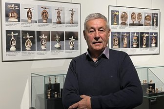 Zwickauer Bastler zeigt einzigartige Mini-Pyramide im Fernsehen - Der Zwickauer Klaus Benke bei der Präsentation seiner Pyramiden im Museum Priesterhäuser.