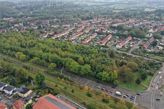 Zwickauer Bebauungsplan: Vom Einkaufszentrum zum Wohngebiet - Auf der Fläche zwischen Planitzer Straße und Obersteigerweg oder Lengenfelder Straße und Bahnstraße, wo jetzt noch Bäume stehen, könnten im kommenden Jahr die ersten von etwa 70 Eigenheimen entstehen.
