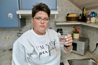 Zwickauer beklagen starken Chlorgeschmack im Leitungswasser: „Da kann ich mir auch im Freibad die Zähne putzen“ - Maria Zimmermann aus Zwickau schmeckt das Leitungswasser nicht mehr, seit die Wasserwerke zusätzliches Chlor gegen coliforme Keime hineingeben.