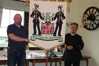 Zwickauer Bergbautradition lebt: Neue Mitglieder müssen über „Arschleder“ springen - Standartenübergabe: Sebastian Thiem (l.) übernimmt die Vereinsstandarte von Richard Schütze.