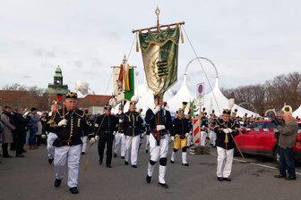 Zwickauer Bergparade lockt Tausende Schaulustige an - Abmarsch am Platz der Völkerfreundschaft. Die Landesstandarte des Sächsischen Landesverbandes der Bergmanns-, Hütten- und Knappenvereine bildete die Spitze der Bergparade.